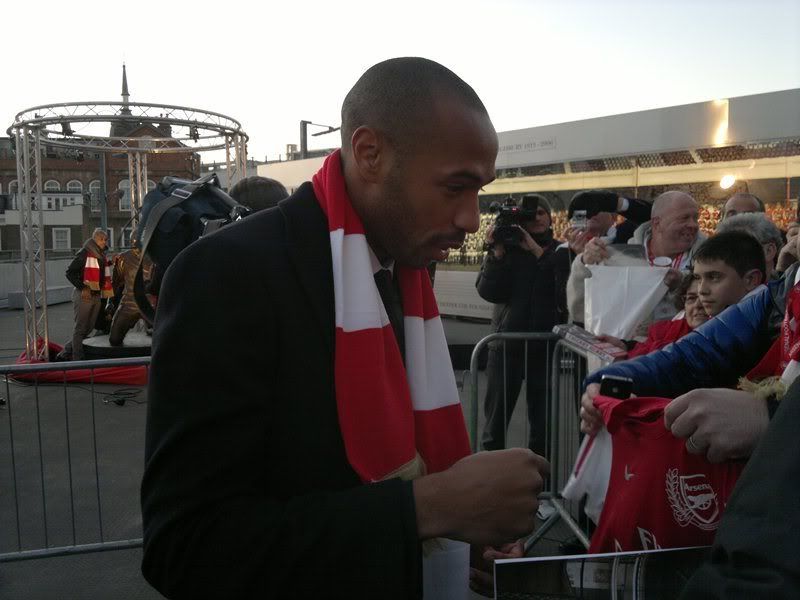 Thierry Henry signing autographs