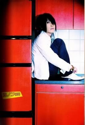 an antic cafe kanon bass guitarist