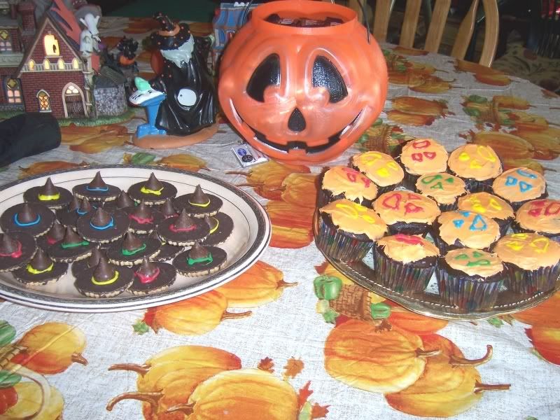 October2007130.jpg Gabrielle made witch hat cookies and pumpkin cupcakes for Halloween. image by madurski