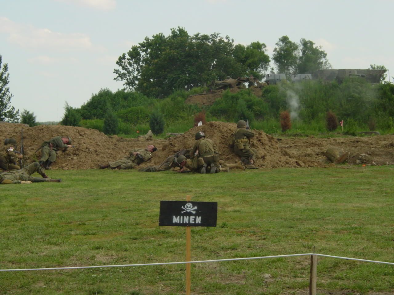 [http://i119.photobucket.com/albums/o149/SgtPnkks/reenactment%20pics/6-7-2008/020.jpg]