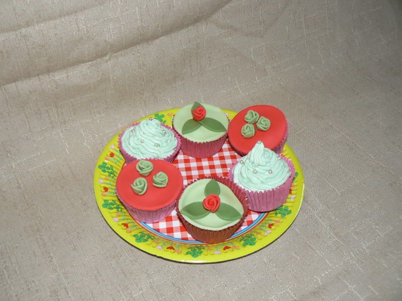 http://i119.photobucket.com/albums/o156/etlie100/cupcakes/P1100716.jpg