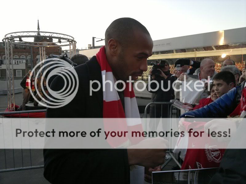 Thierry Henry signing autographs