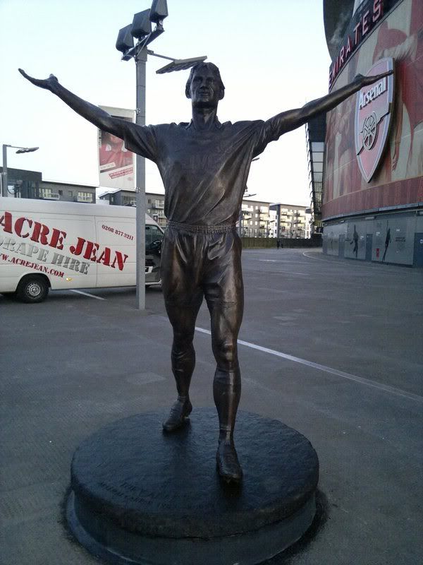 Tony Adams celebrating THAT goal against Everton in 1998